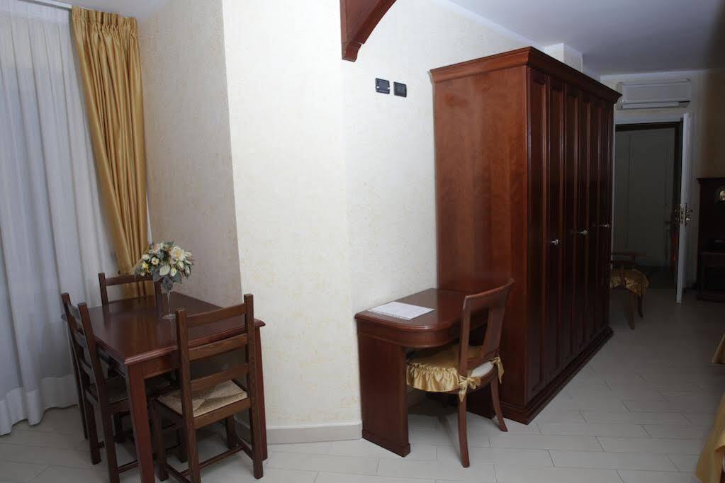 Pino Hotel Gizzeria Bagian luar foto